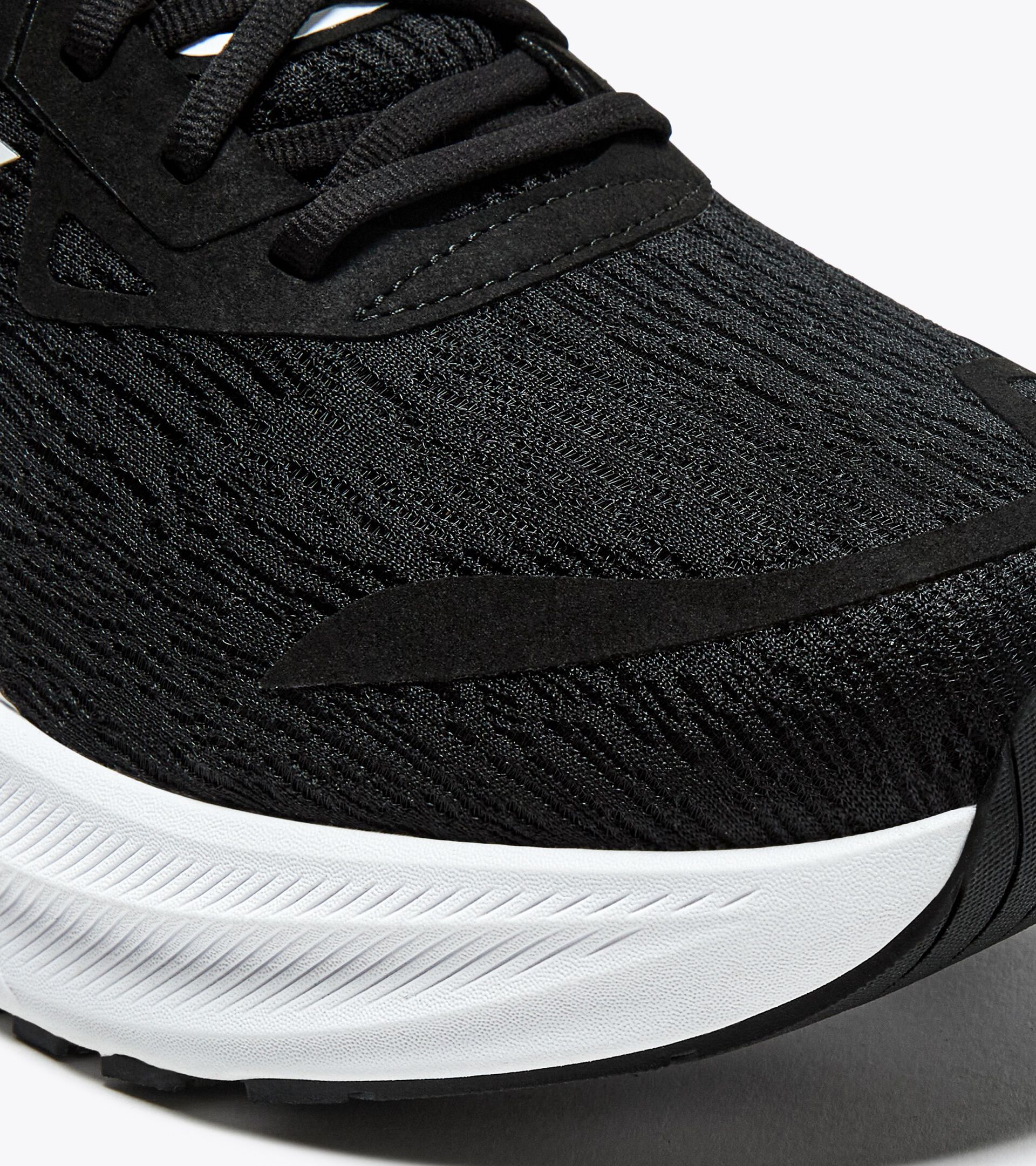 NUCLEO 2 BLAK/WHITE M